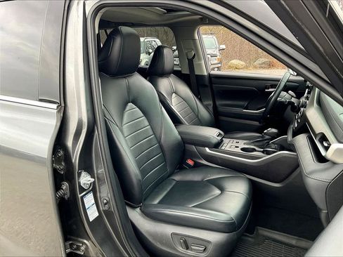 Used 2021 Toyota Highlander XLE AWD/4WD image 10