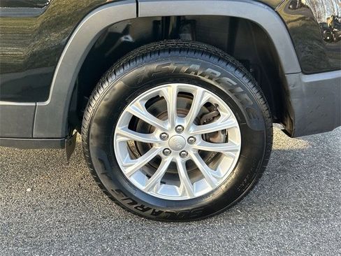 Used 2020 Jeep Cherokee Latitude w/ Cold Weather Group image 11