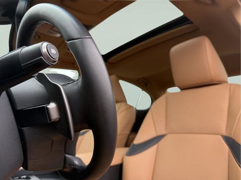 Used 2023 Lexus ES 250 w/ Premium Package image 13