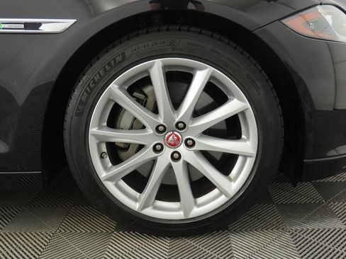 Used 2019 Jaguar XJ R-Sport image 34