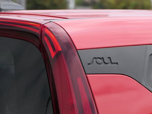 Used 2022 Kia Soul LX w/ Technology Package FWD image 5