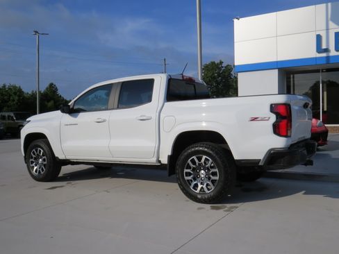 Used 2024 Chevrolet Colorado Z71 w/ Z71 Convenience Package 2 AWD/4WD image 3