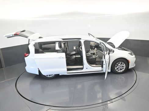 Used 2023 Chrysler Pacifica Touring-L image 71