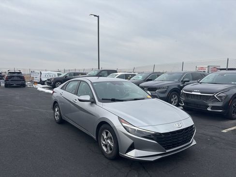 Used 2021 Hyundai Elantra SE image 1