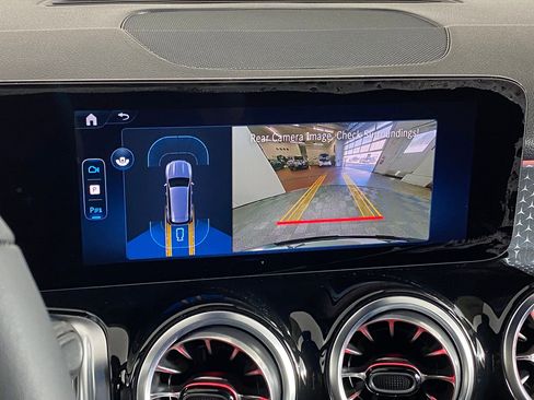 New 2025 Mercedes-Benz GLB 250 4MATIC image 24