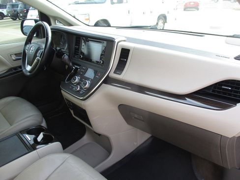 Used 2018 Toyota Sienna XLE Premium image 35