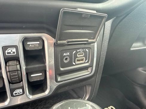 Used 2018 Jeep Wrangler Unlimited Sahara AWD/4WD image 23
