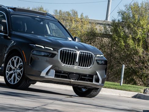 Certified 2025 BMW X7 xDrive40i w/ Premium Package image 5