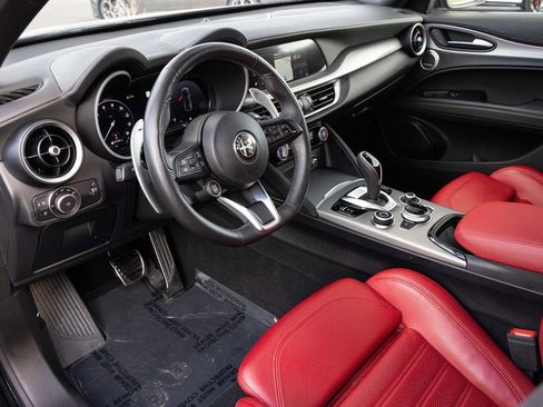 Used 2024 Alfa Romeo Stelvio Veloce image 2