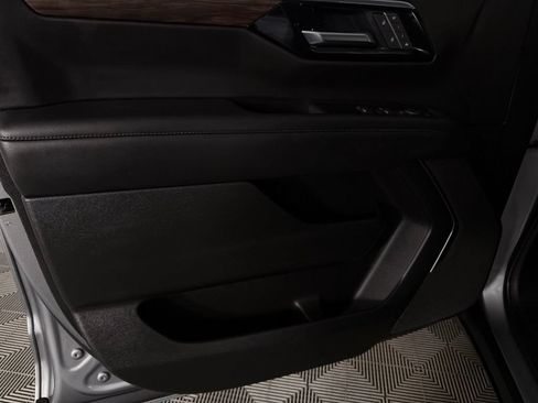 Used 2025 Chevrolet Suburban Z71 AWD/4WD image 26