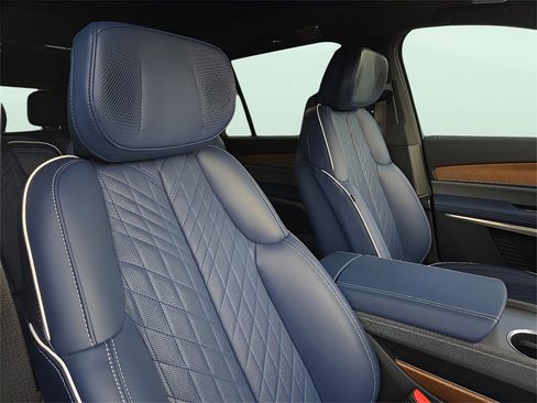 New 2026 Cadillac Vistiq Premium Luxury w/ LPO, Floor Liner Package image 11