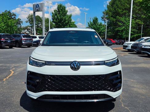 Certified 2025 Volkswagen Tiguan SE R-Line AWD/4WD image 9