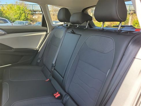 Certified 2025 Volkswagen Taos SE image 9