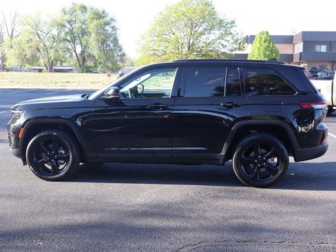 Used 2023 Jeep Grand Cherokee Limited w/ Black Appearance Package AWD/4WD image 9