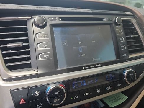 Used 2018 Toyota Highlander XLE FWD image 11