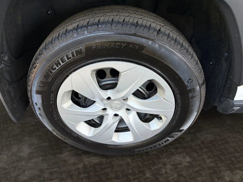 Used 2024 Toyota RAV4 LE AWD/4WD image 36