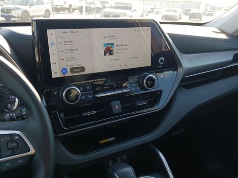 Used 2025 Toyota Highlander XLE image 24