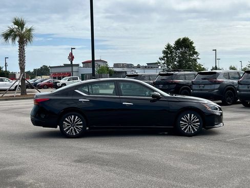 Used 2024 Nissan Altima 2.5 SV FWD image 7
