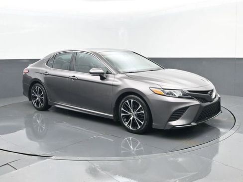 Used 2020 Toyota Camry SE w/ Cold Weather Package image 3