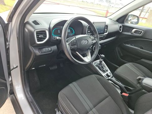 Used 2025 Hyundai Venue SEL FWD image 13