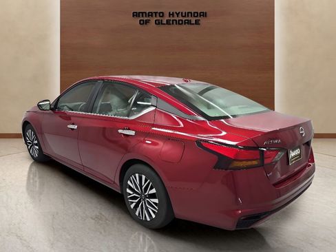 Used 2025 Nissan Altima 2.5 SV FWD image 4