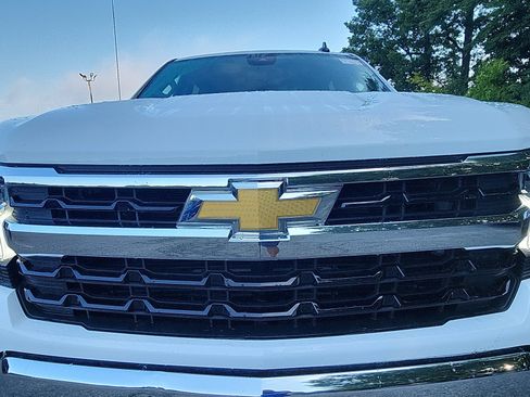 Used 2024 Chevrolet Silverado 1500 LT AWD/4WD image 11