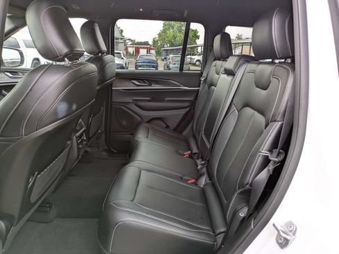 Used 2025 Jeep Grand Cherokee Limited w/ Black Appearance Package RWD image 15