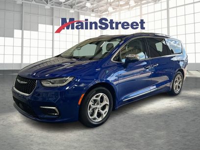 Used 2021 Chrysler Pacifica Limited w/ Uconnect Theater Family Group