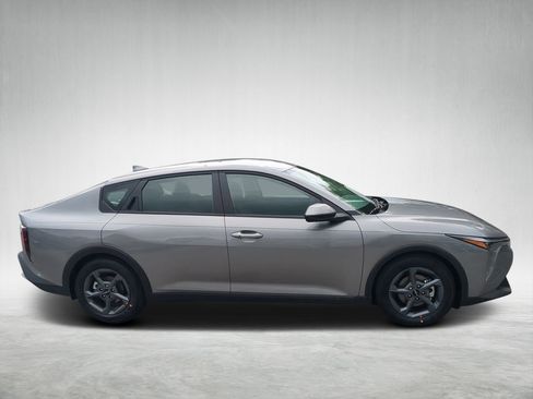 New 2025 Kia K4 LXS image 2