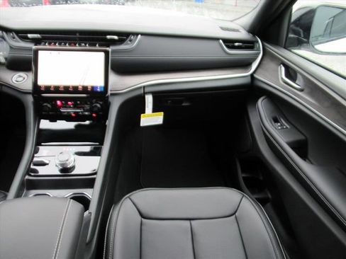 New 2025 Jeep Grand Cherokee Limited w/ Luxury Tech Group II image 14