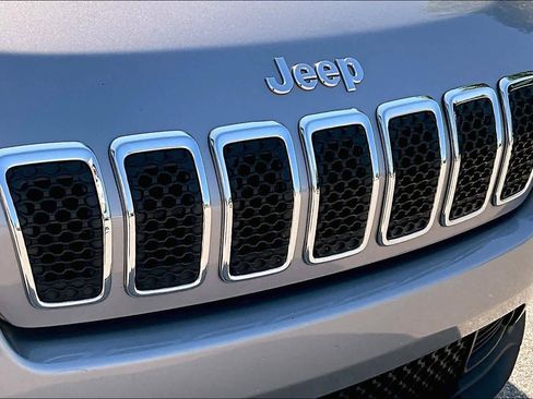 Used 2019 Jeep Cherokee Latitude Plus FWD image 32