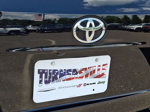 Used 2022 Toyota Highlander XLE AWD/4WD image 17