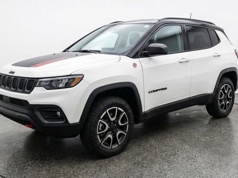 Used 2025 Jeep Compass Trailhawk AWD/4WD image 3