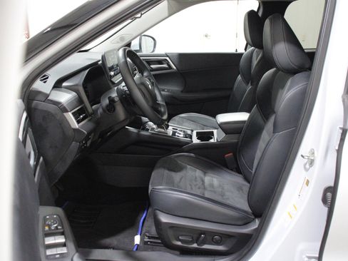 Used 2024 Mitsubishi Outlander 4WD Plug-In Hybrid image 3
