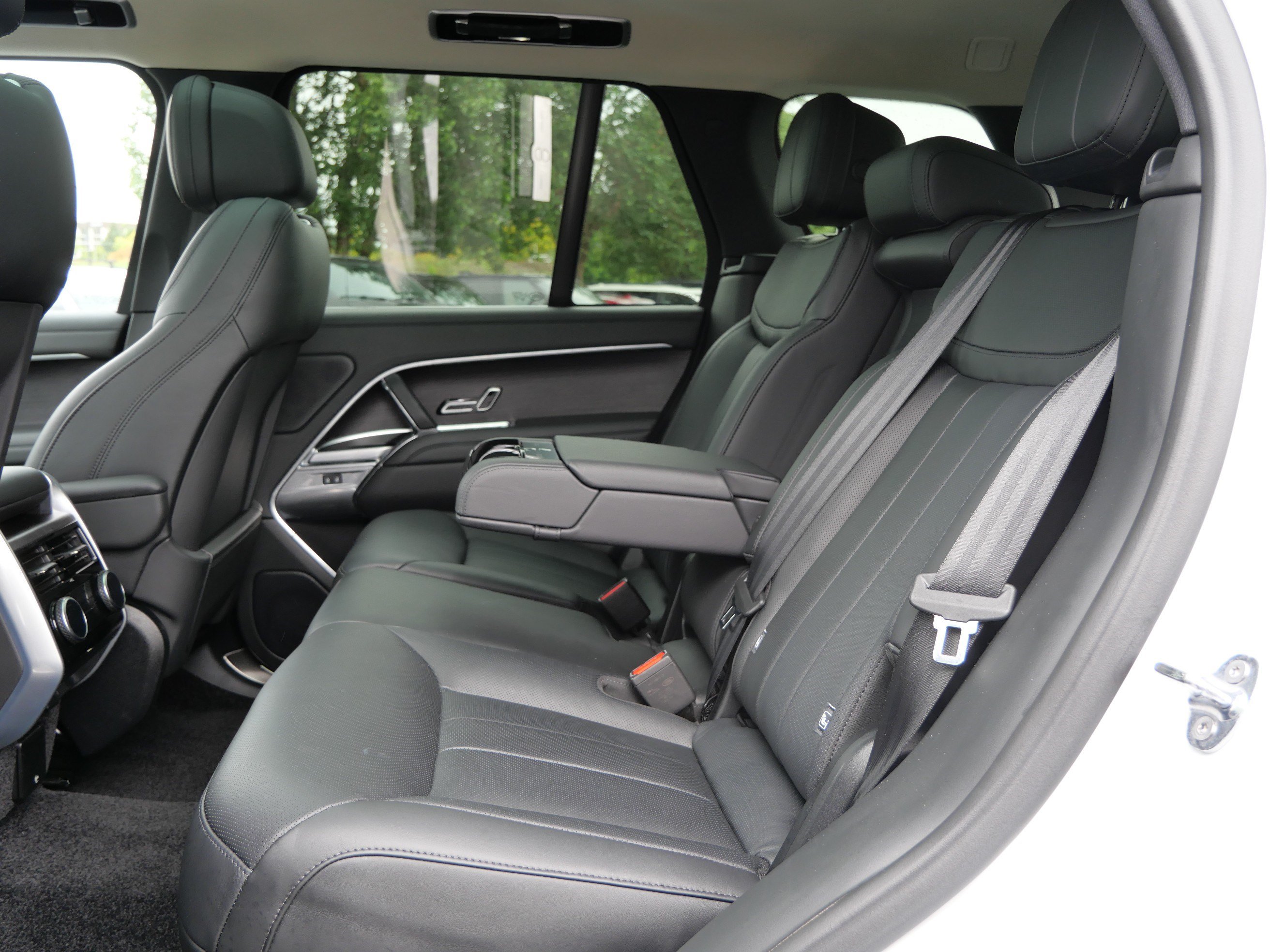 Used 2025 Land Rover Range Rover SE AWD/4WD image 14