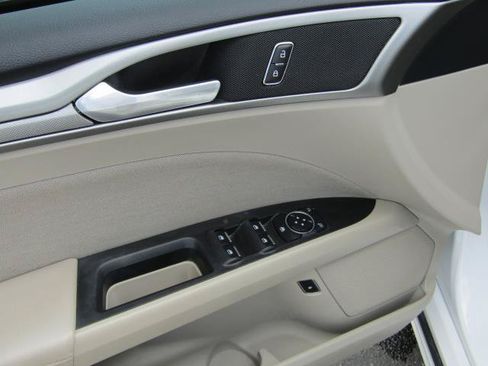 Used 2019 Ford Fusion SE FWD image 16