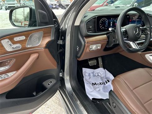 Used 2024 Mercedes-Benz GLS 450 4MATIC image 10