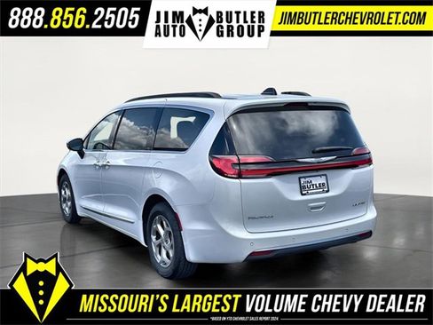 Used 2023 Chrysler Pacifica Limited image 4