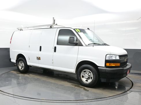 Used 2019 Chevrolet Express 3500 w/ Driver Convenience Package image 8
