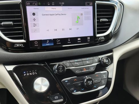 Used 2023 Chrysler Pacifica Touring-L FWD image 16