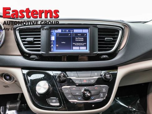 Used 2023 Chrysler Voyager LX image 12