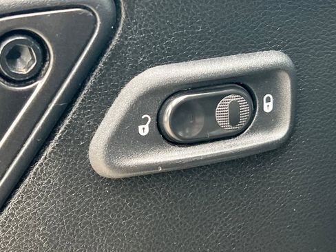 Used 2017 Jeep Wrangler Unlimited Sahara image 14