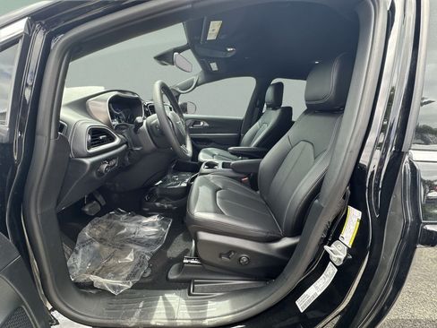 New 2026 Chrysler Pacifica Select FWD image 32