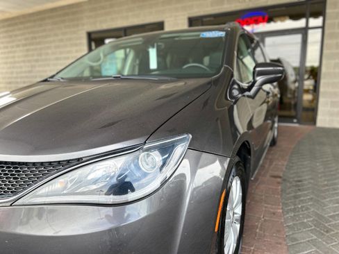 Used 2019 Chrysler Pacifica Touring-L FWD image 25