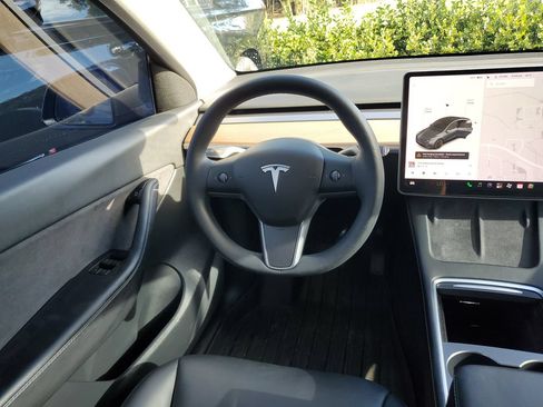 Used 2021 Tesla Model Y Long Range AWD/4WD image 13