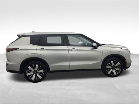 Used 2025 Mitsubishi Outlander SE image 2