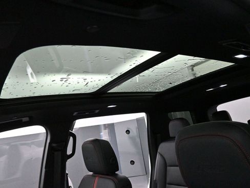 Used 2024 Chevrolet Traverse RS image 31