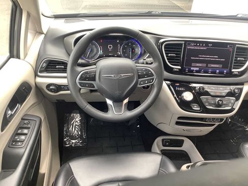 Used 2023 Chrysler Pacifica Touring-L FWD image 10