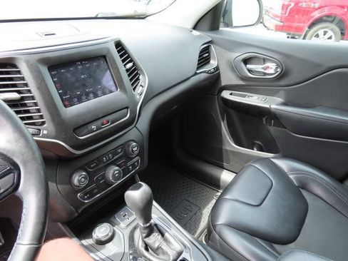 Used 2019 Jeep Cherokee Latitude Plus AWD/4WD image 17