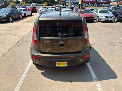 Used 2013 Kia Soul + w/ Audio Pkg FWD image 8